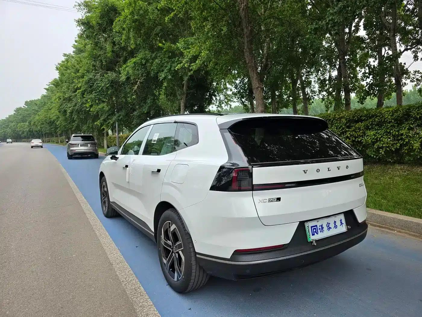 2026 Volvo XC70 Plug-in Hybrid, All-Wheel Drive, Long Range Core — миниатюра 8