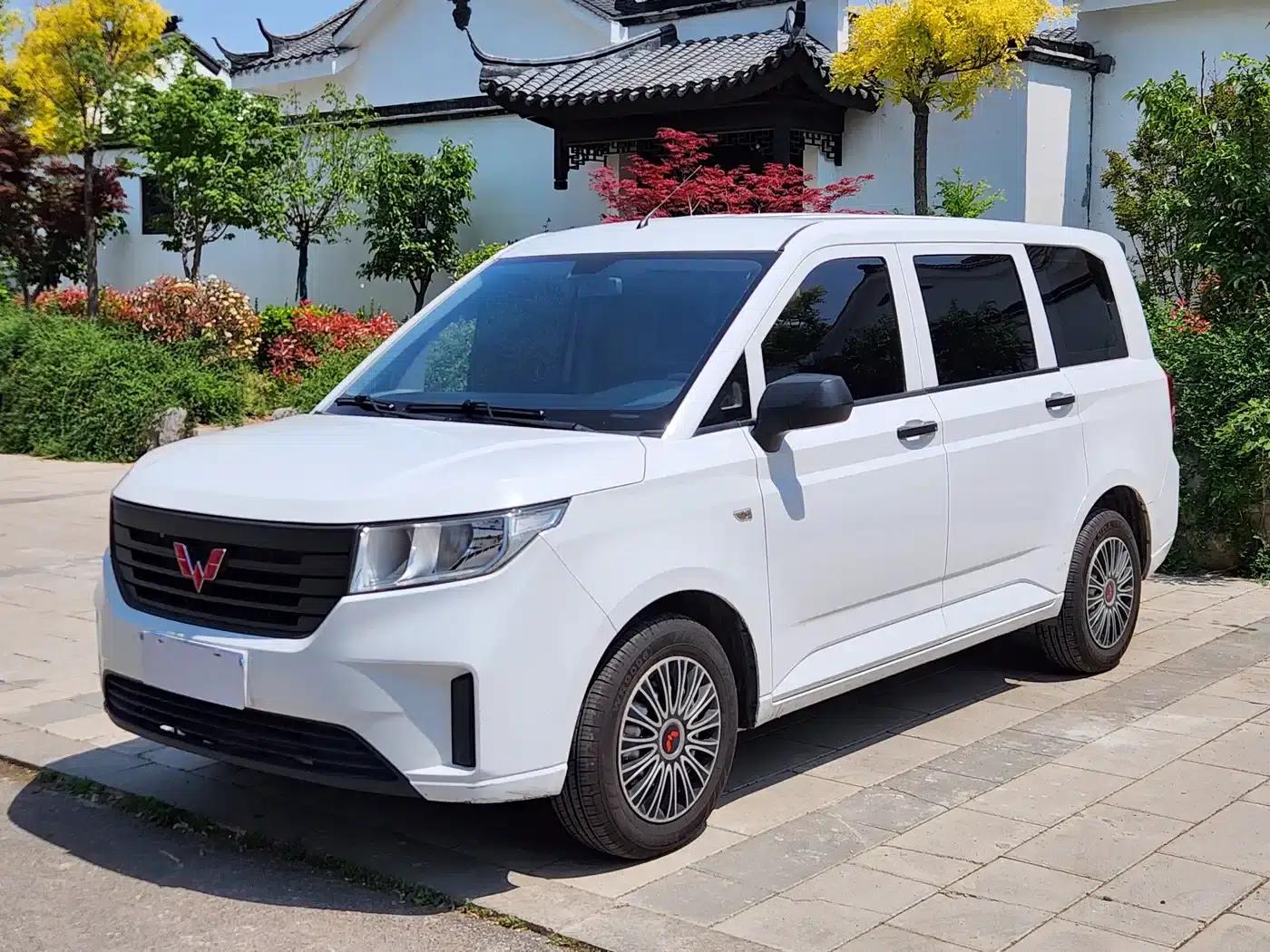 Wuling Hongguang PLUS 2020 1.5L Manual Standard 5-Seater — миниатюра 1