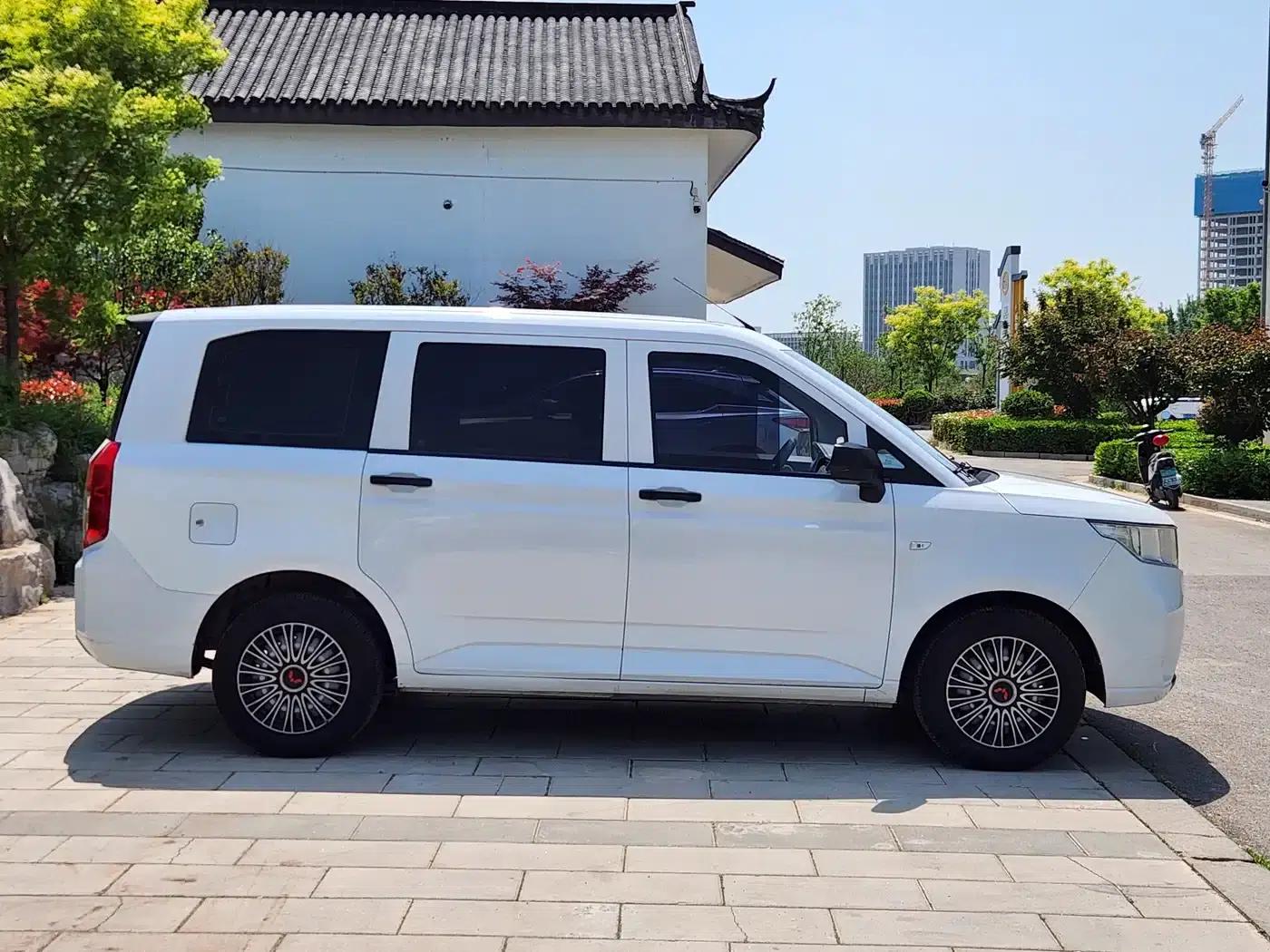Wuling Hongguang PLUS 2020 1.5L Manual Standard 5-Seater — миниатюра 4
