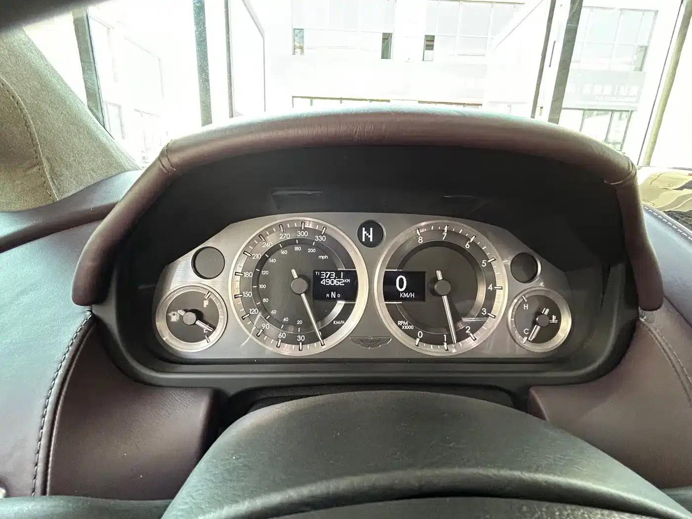 V8 Vantage 2011 4.7L Sportshift Roadster — миниатюра 13
