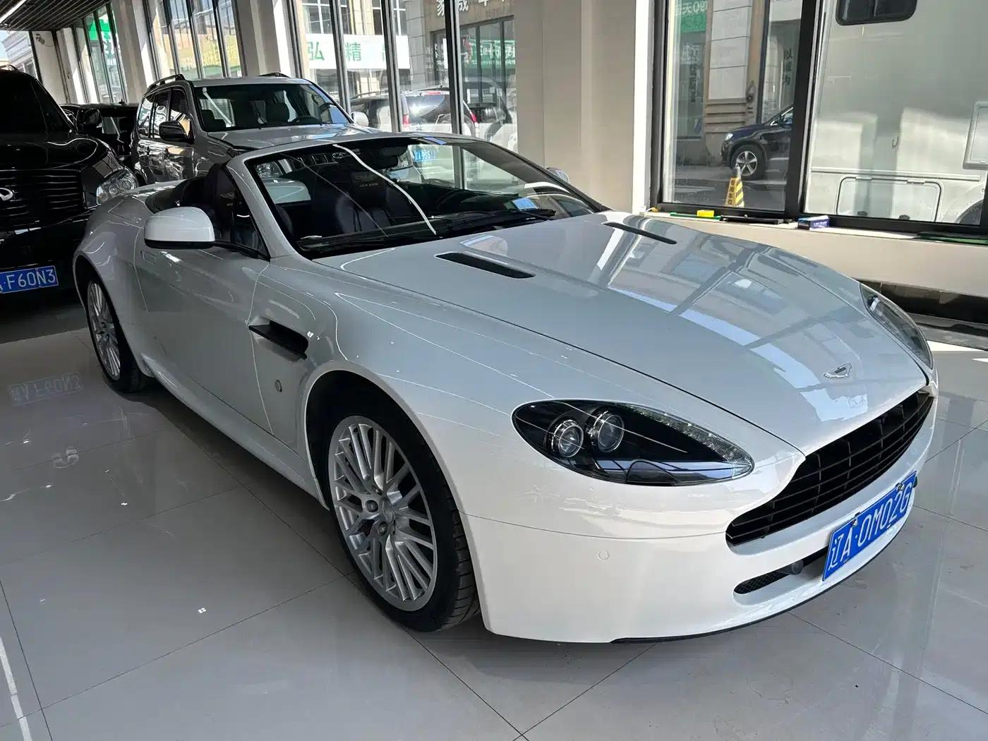 V8 Vantage 2011 4.7L Sportshift Roadster — миниатюра 3
