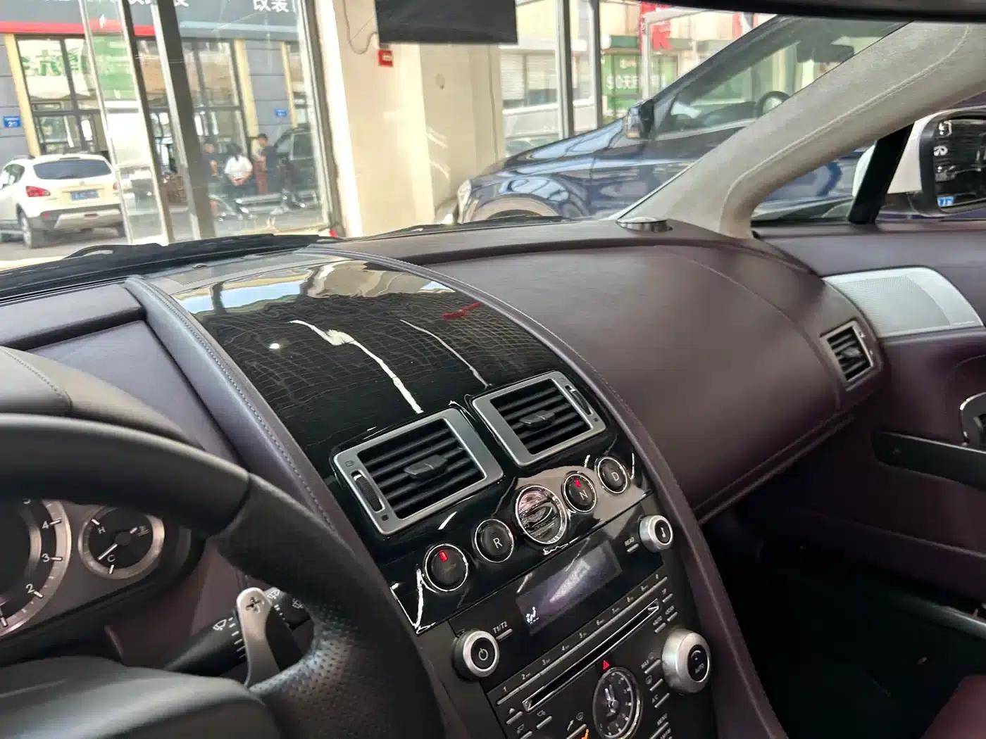 V8 Vantage 2011 4.7L Sportshift Roadster — миниатюра 24