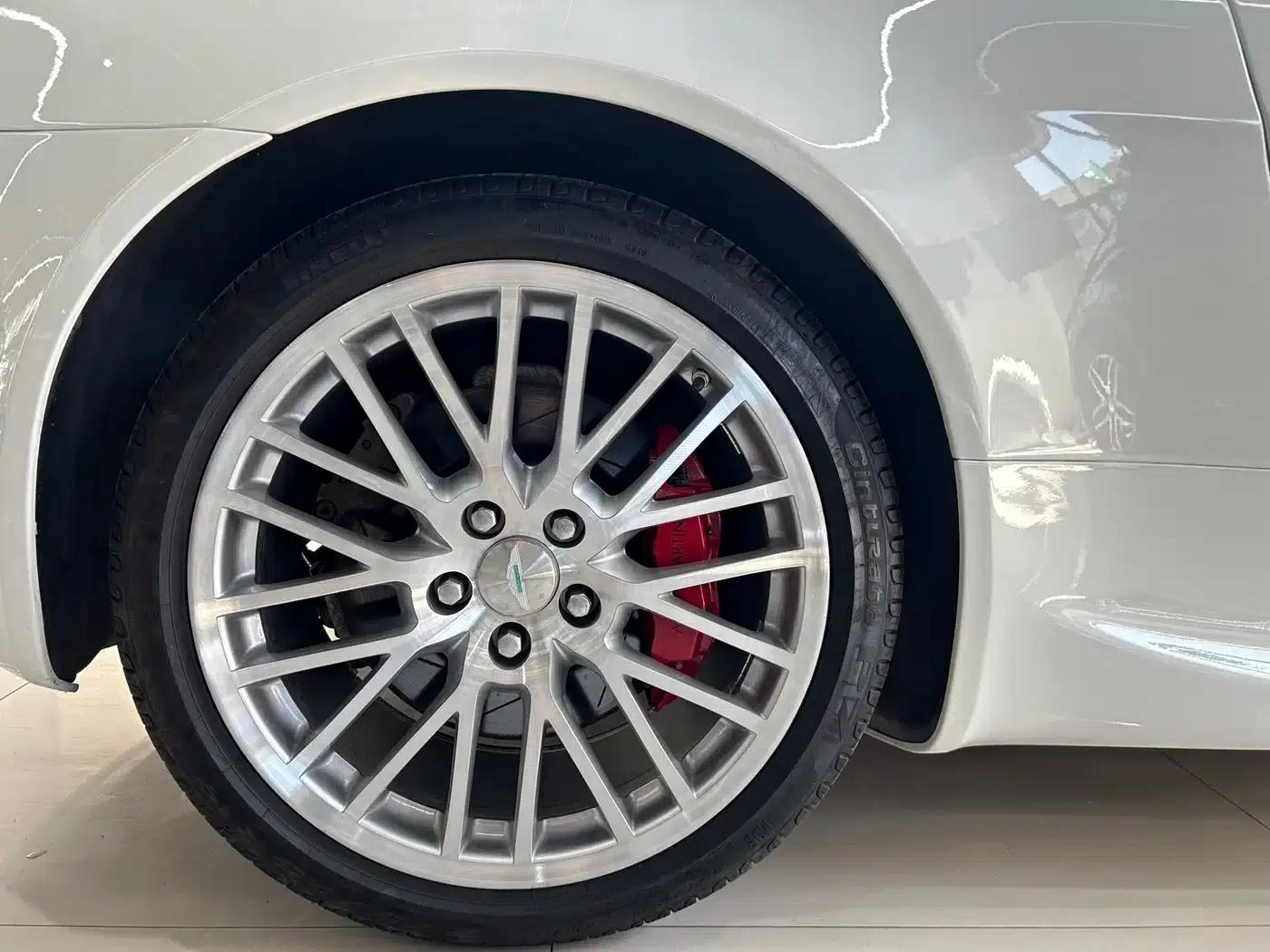 V8 Vantage 2011 4.7L Sportshift Roadster — миниатюра 29