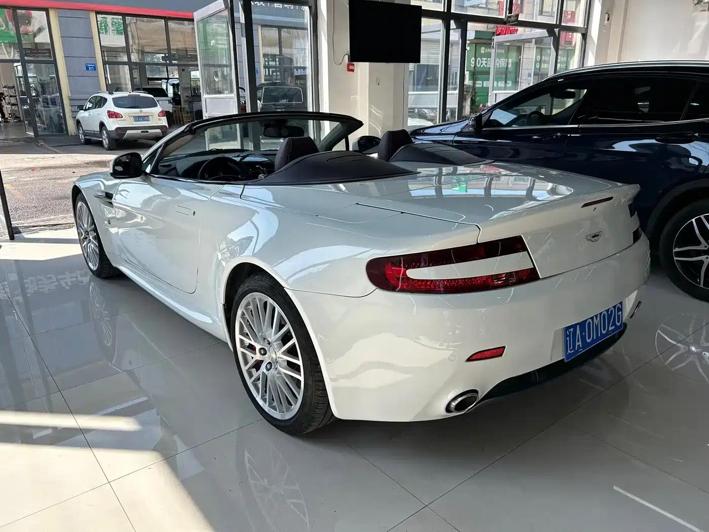 V8 Vantage 2011 4.7L Sportshift Roadster — миниатюра 7
