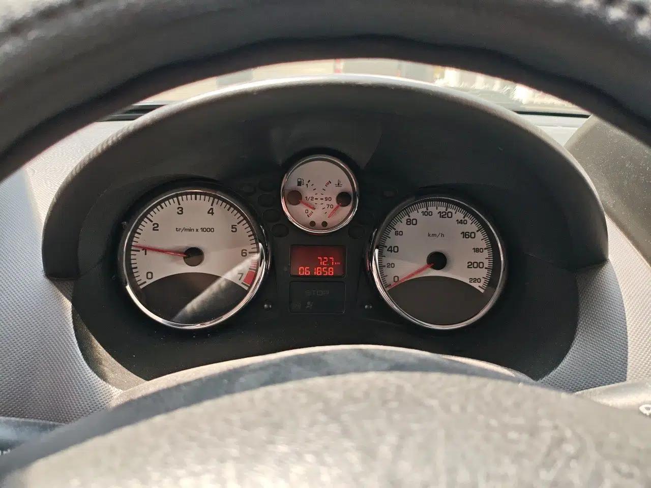 Peugeot 207 2011 Sedan 1.4L Manual Yule Edition — миниатюра 12