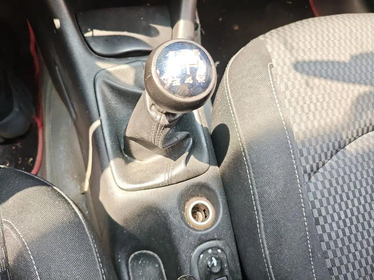 Peugeot 207 2011 Sedan 1.4L Manual Yule Edition — миниатюра 15