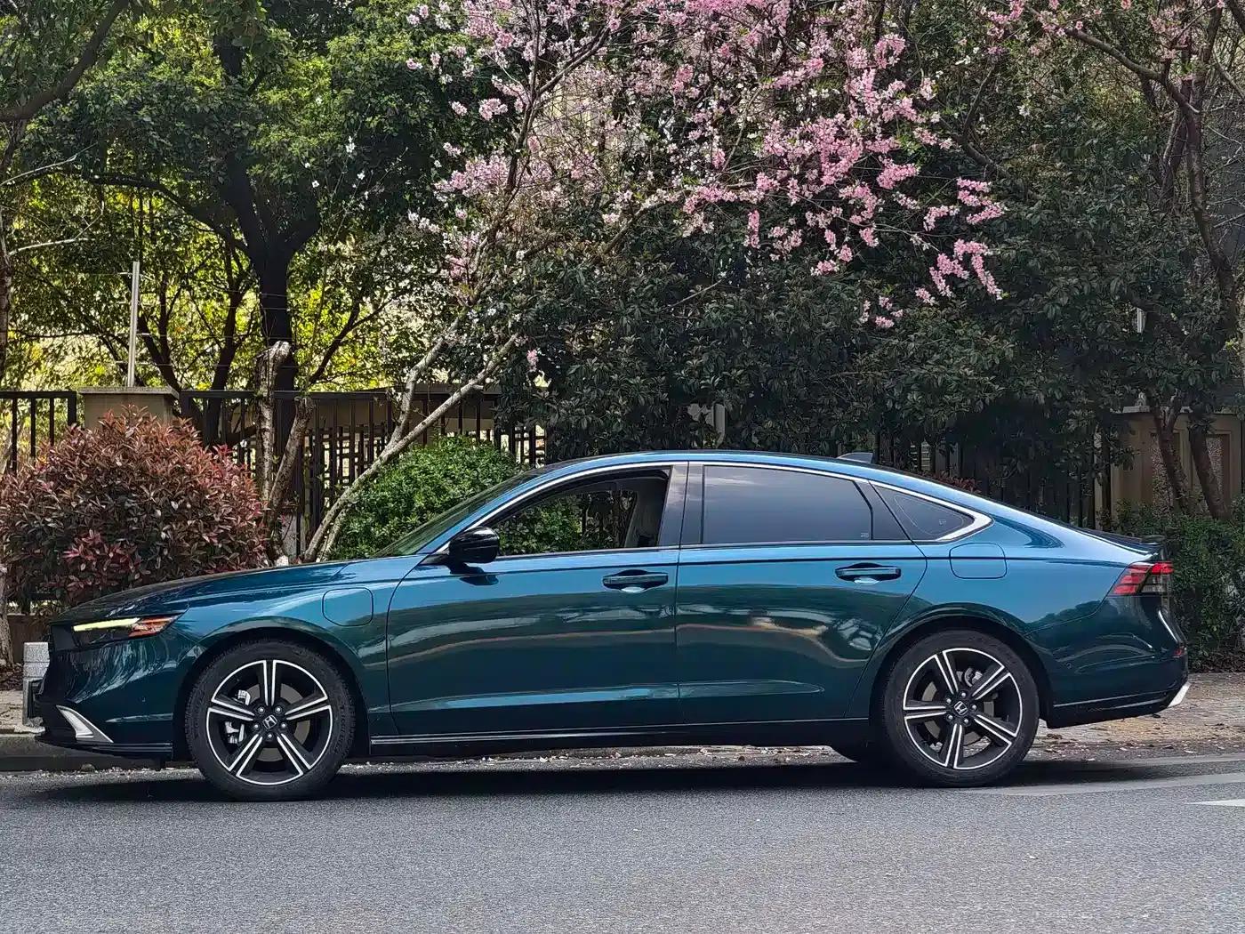 Accord PHEV 2023 2.0L e:PHEV Flagship Edition — миниатюра 2