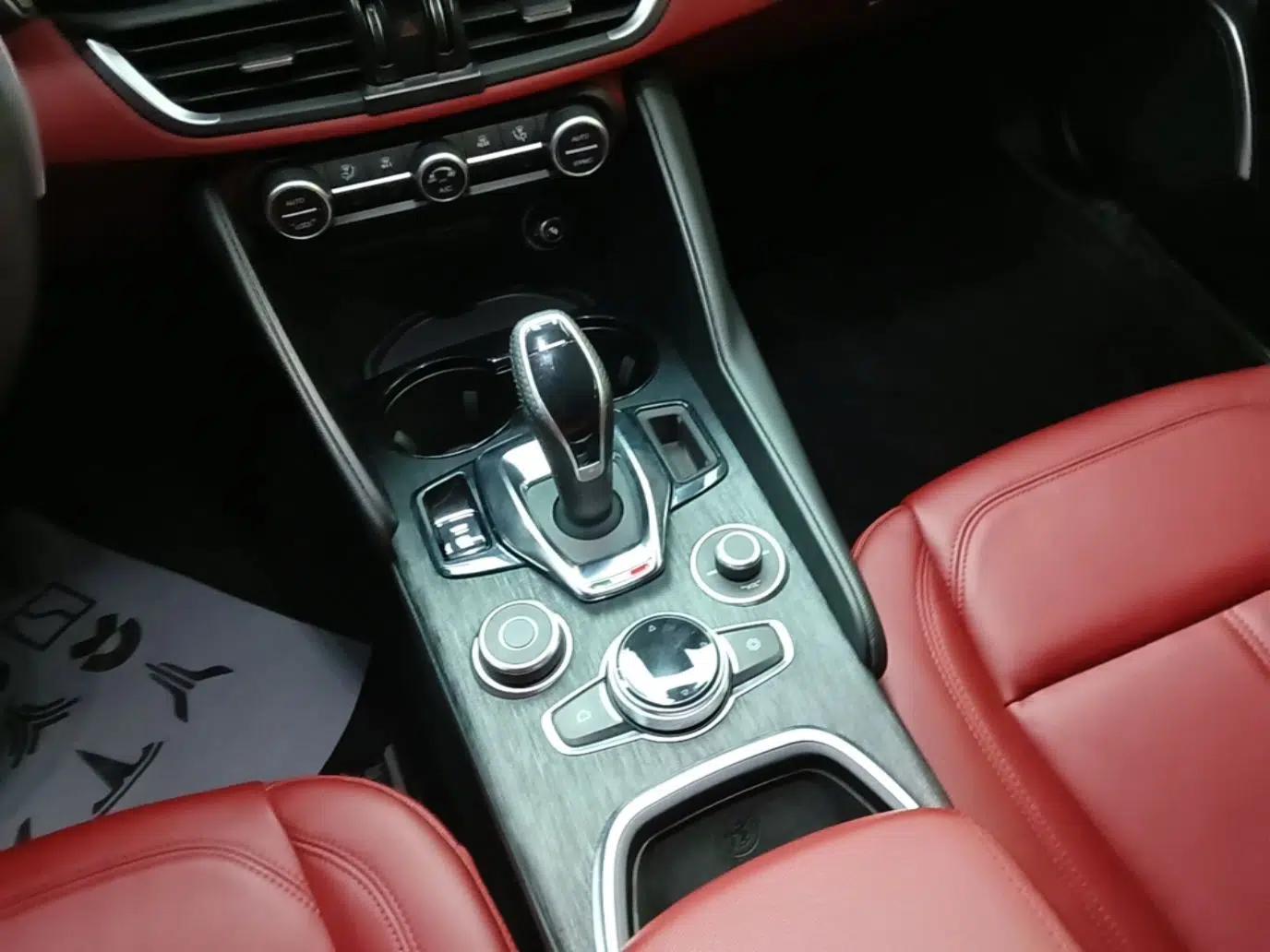Alfa Romeo Giulia 2020 2.0T 280HP Midnight Phantom Limited Edition — миниатюра 17