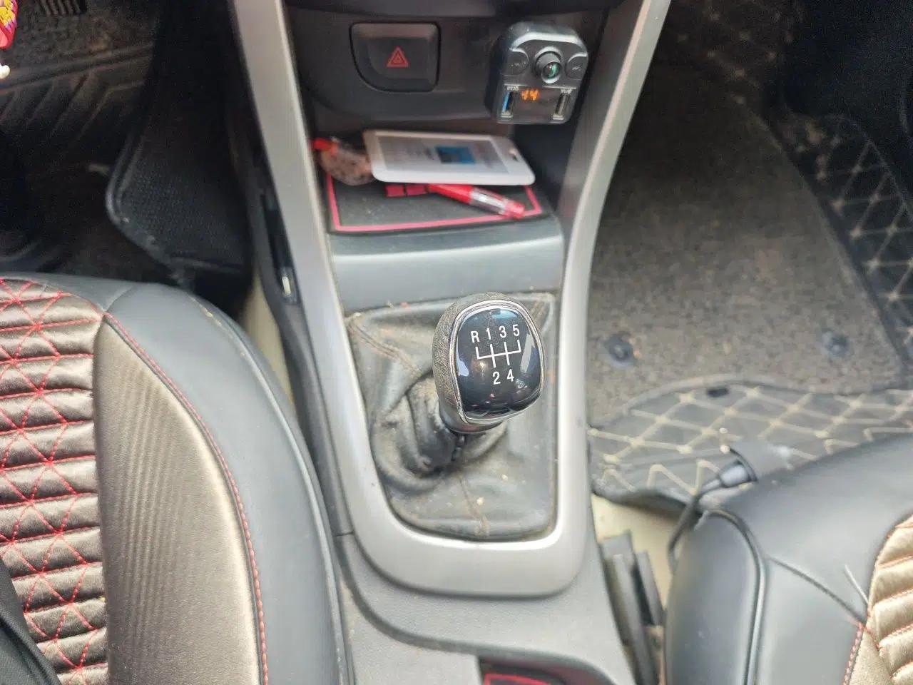 Baojun 630 2013 1.5L manual Comfort trim — миниатюра 15