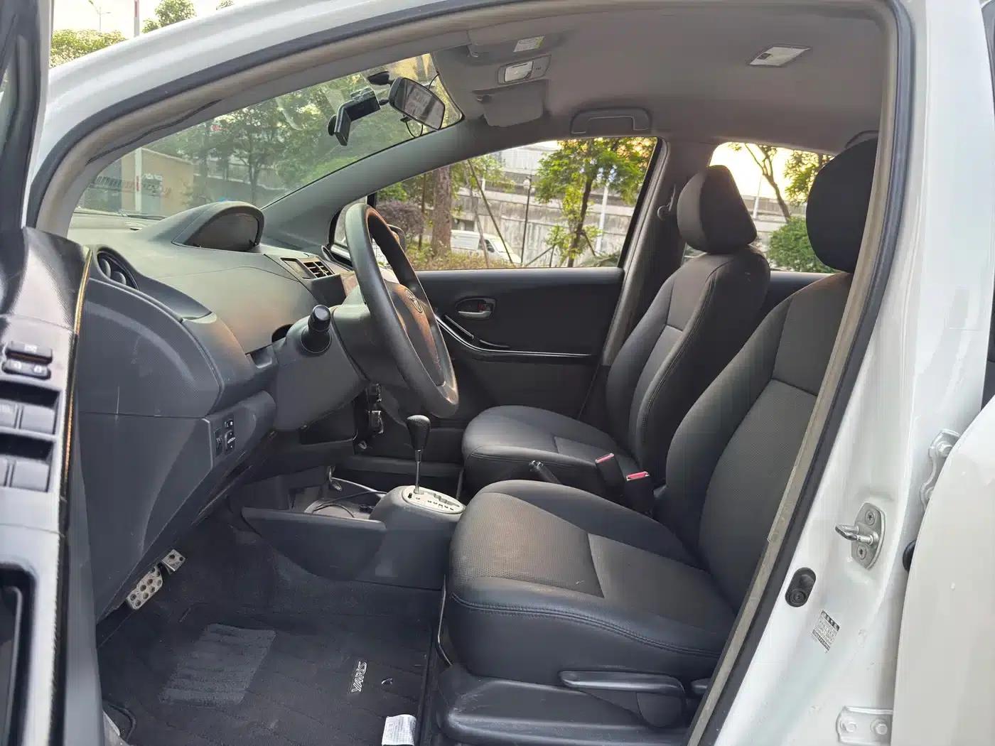 2011 Toyota Yaris 1.6G Automatic Dynamic Edition — миниатюра 10