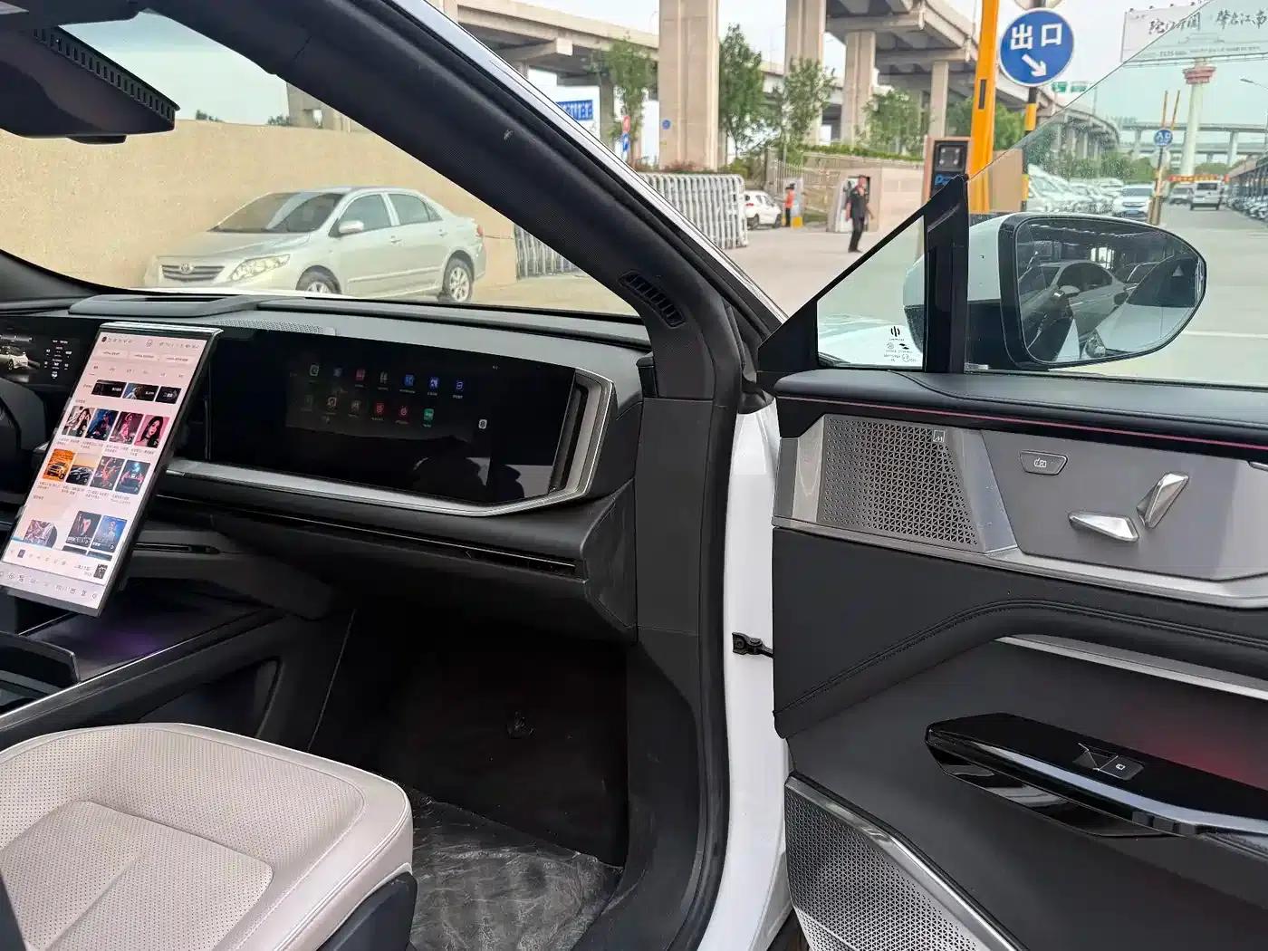 HiPhi Y 2023 560km Elite Edition — миниатюра 8