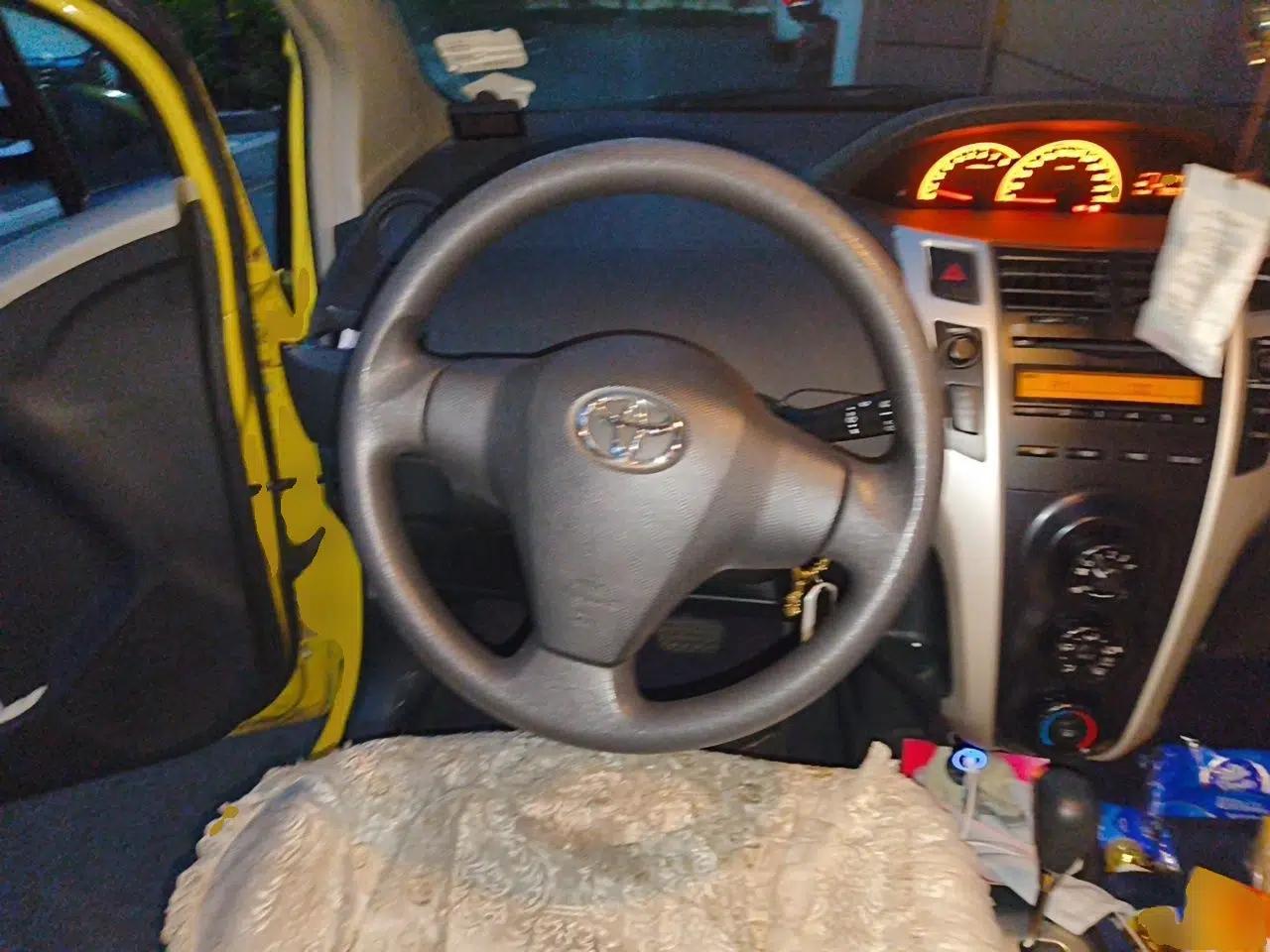 Toyota Yaris 2011 1.6E Automatic Charm Edition — миниатюра 11