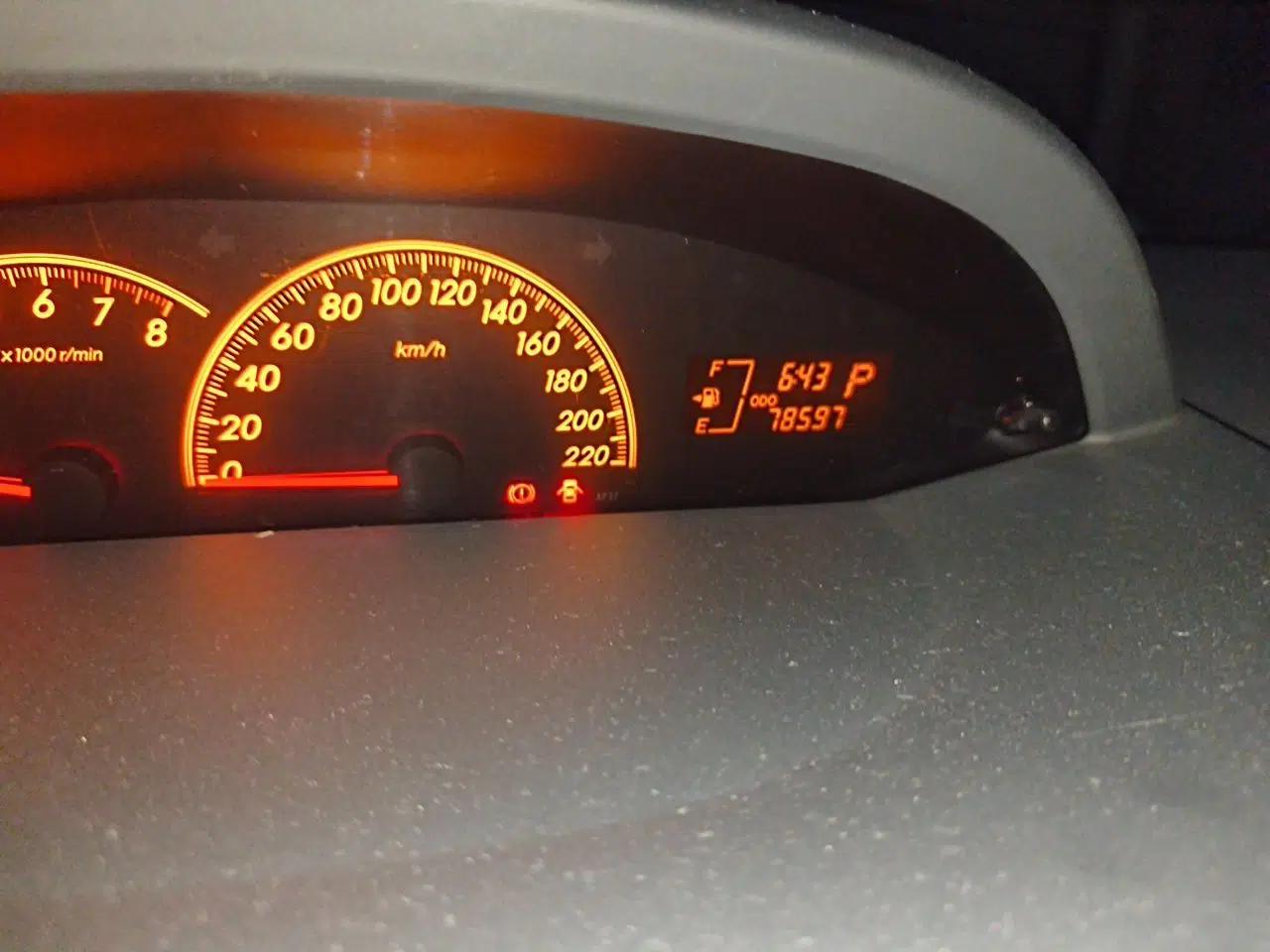 Toyota Yaris 2011 1.6E Automatic Charm Edition — миниатюра 13