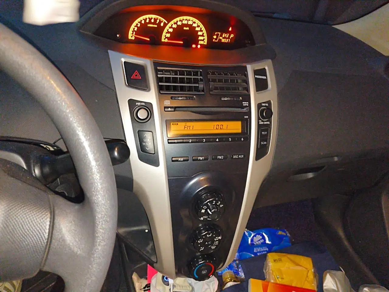 Toyota Yaris 2011 1.6E Automatic Charm Edition — миниатюра 14
