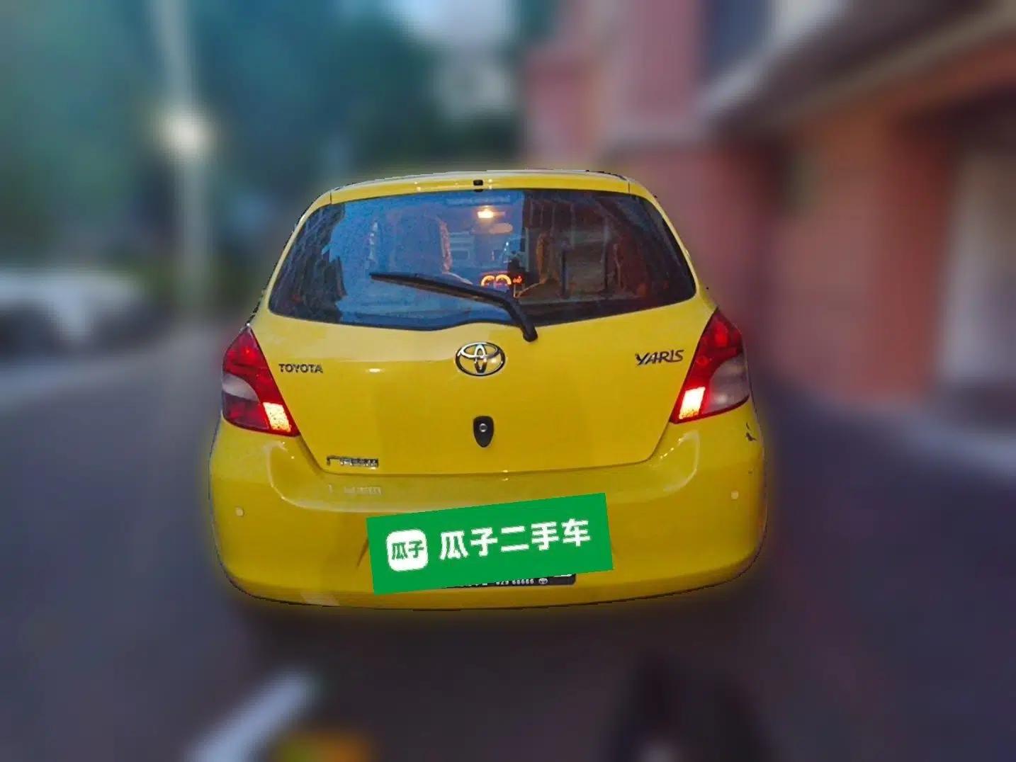 Toyota Yaris 2011 1.6E Automatic Charm Edition — миниатюра 5