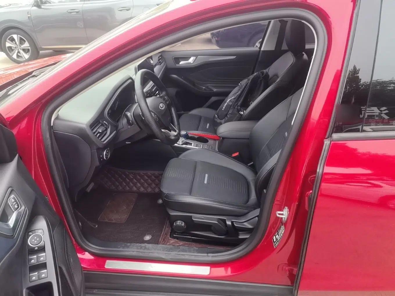 Ford Focus Active 2020 EcoBoost 180 Automatic Trendy Model — миниатюра 18