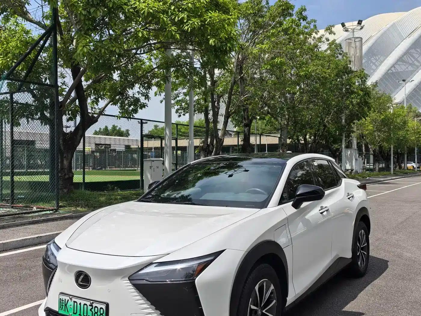 Lexus RZ 2023 450e AWD Luxury Edition — миниатюра 1