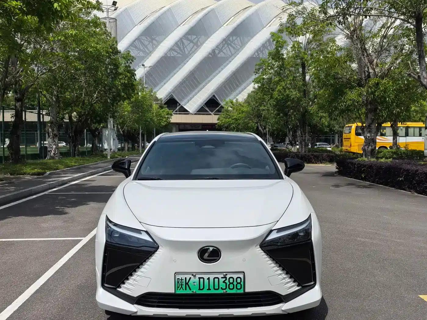 Lexus RZ 2023 450e AWD Luxury Edition — миниатюра 2