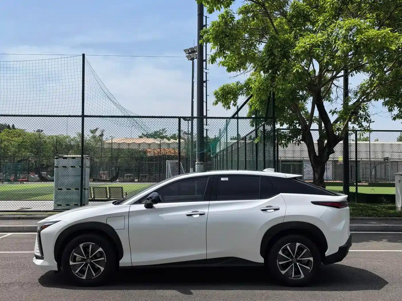 Lexus RZ 2023 450e AWD Luxury Edition — миниатюра 3