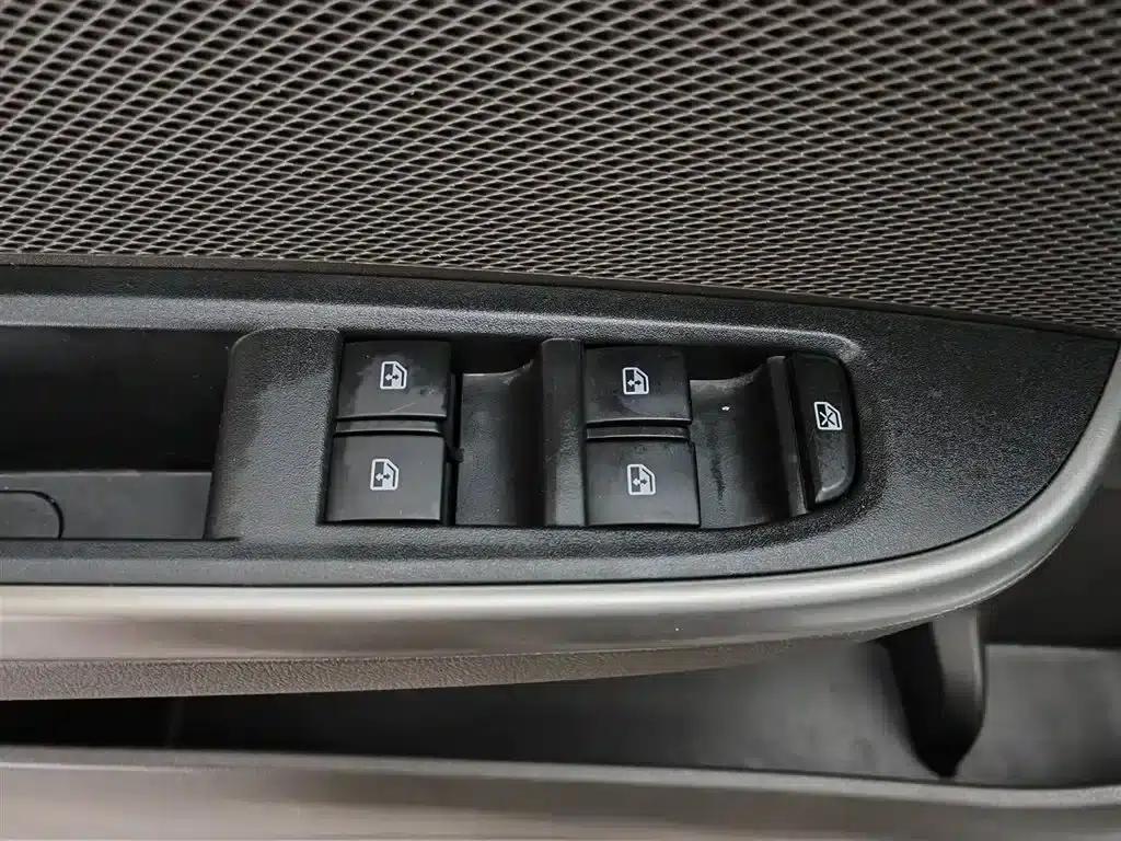 Chevrolet Aveo RV 2016 1.5L Automatic Comfortline Edition — миниатюра 9
