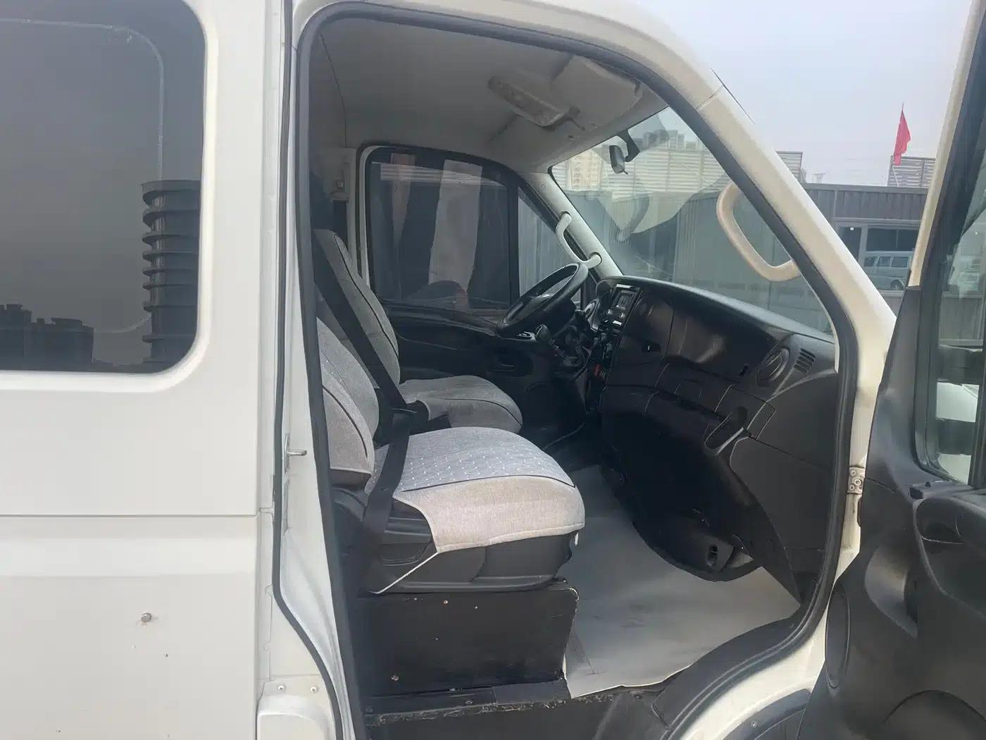 Iveco Daily 2020 3.0T 30th Anniversary Manual All-Round Edition F1C — миниатюра 8