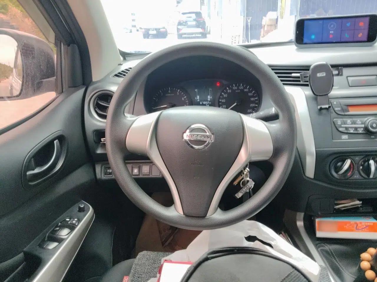 Nissan Navara 2017 2.5L Manual Two-Wheel Drive Standard Edition QR25 — миниатюра 11