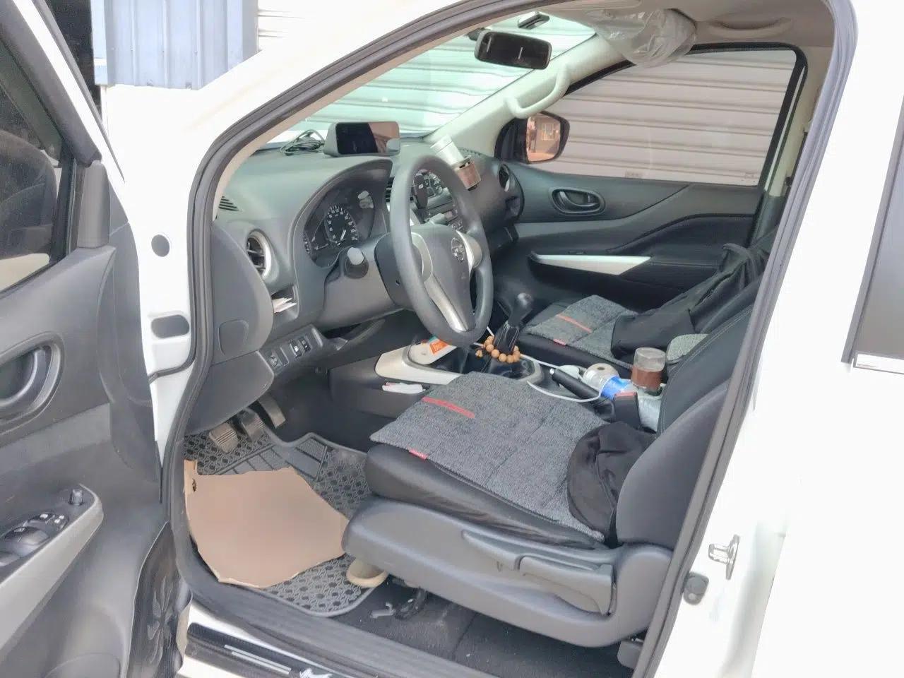 Nissan Navara 2017 2.5L Manual Two-Wheel Drive Standard Edition QR25 — миниатюра 17