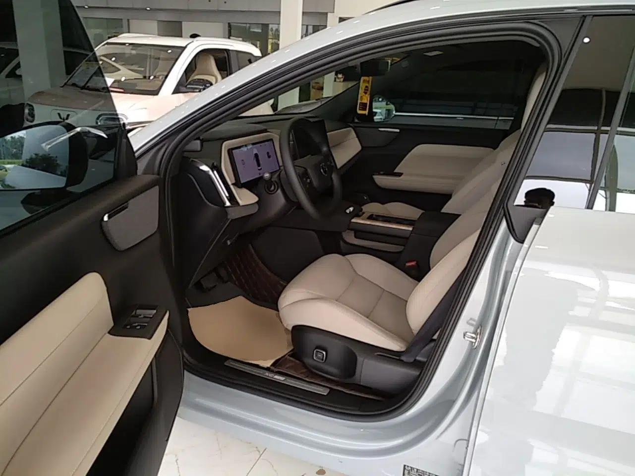 Volvo XC70 Plug-in Hybrid 2026 Model Four-Wheel Drive Long-Range Core — миниатюра 17
