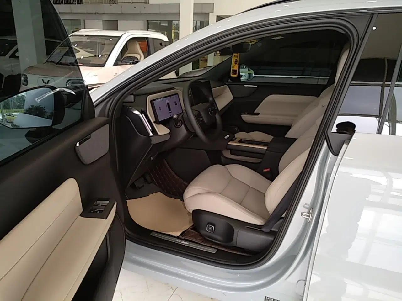 Volvo XC70 Plug-in Hybrid 2026 Model Four-Wheel Drive Long-Range Core — миниатюра 18