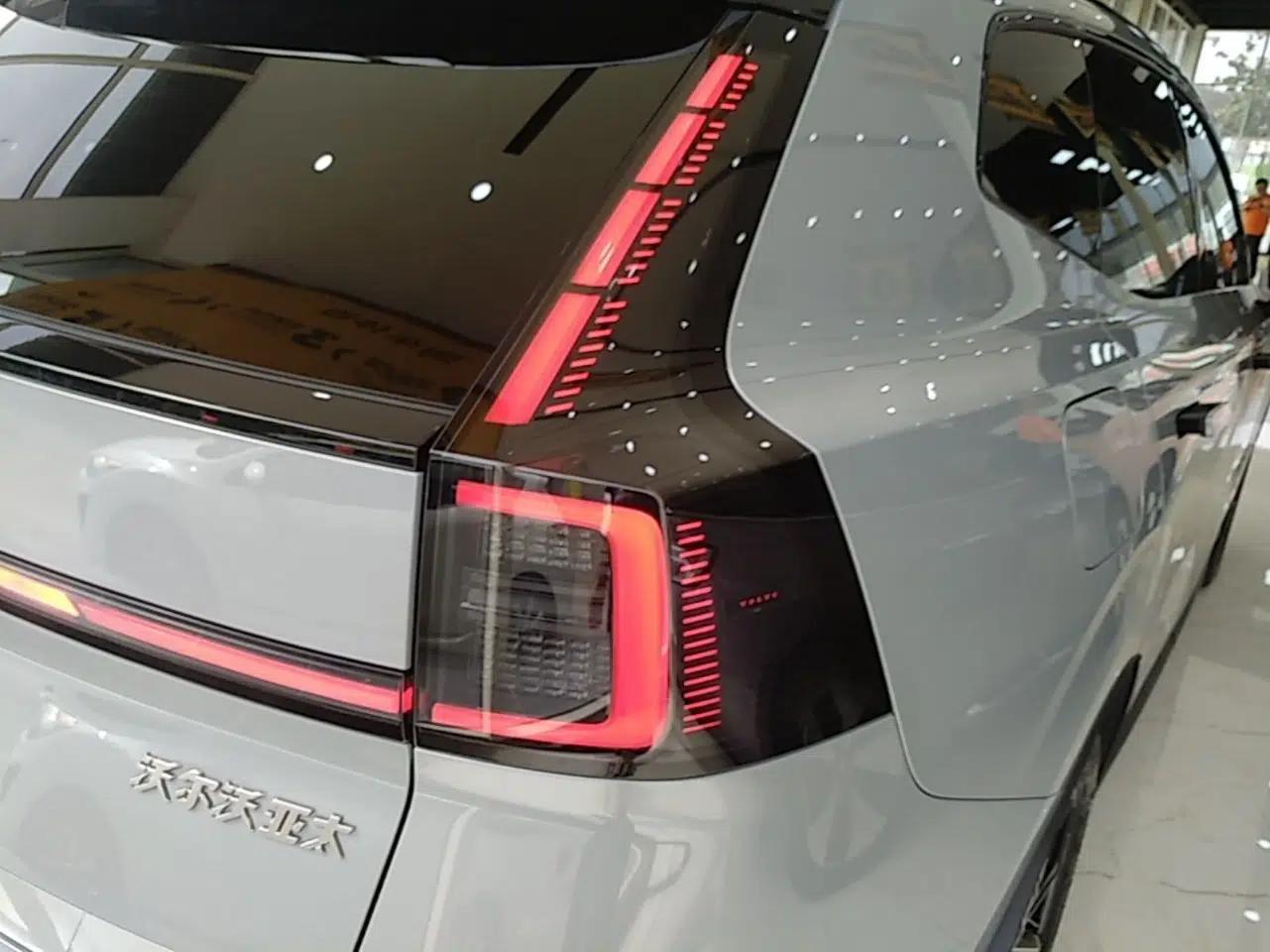 Volvo XC70 Plug-in Hybrid 2026 Model Four-Wheel Drive Long-Range Core — миниатюра 8