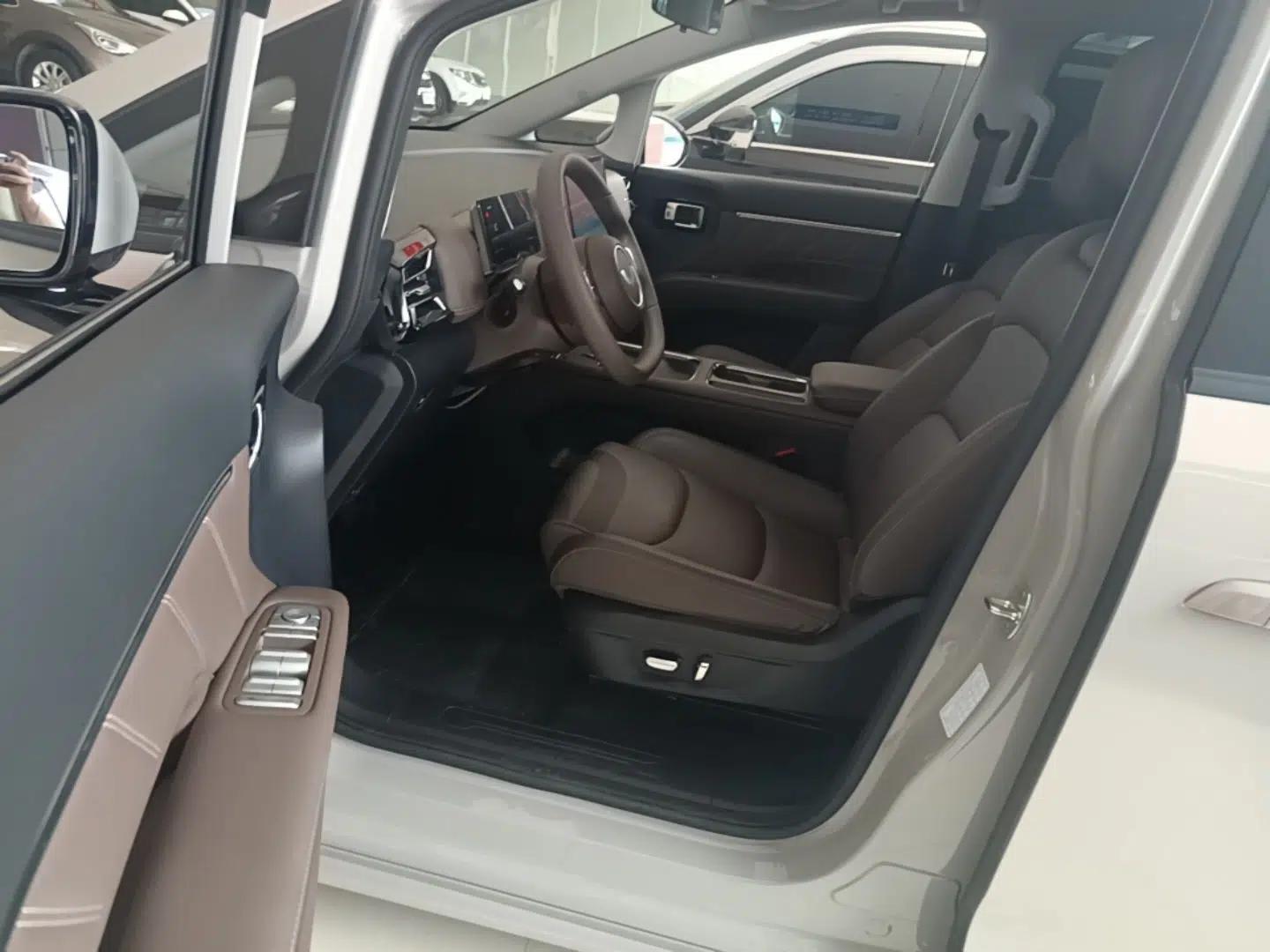 Wuling Starlight 730 2025 Model Plug-in Hybrid 125km Luxury Edition — миниатюра 19