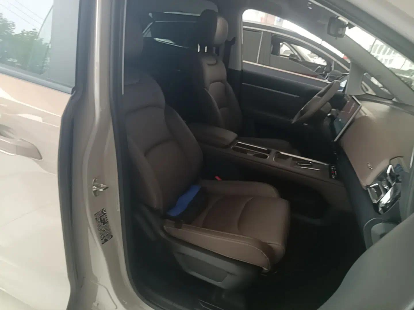 Wuling Starlight 730 2025 Model Plug-in Hybrid 125km Luxury Edition — миниатюра 23