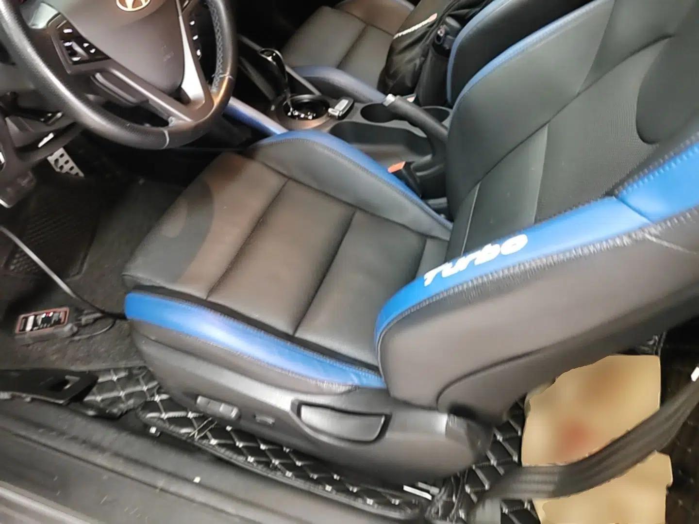 Hyundai Veloster 2015 1.6T Automatic Luxury Edition — миниатюра 18