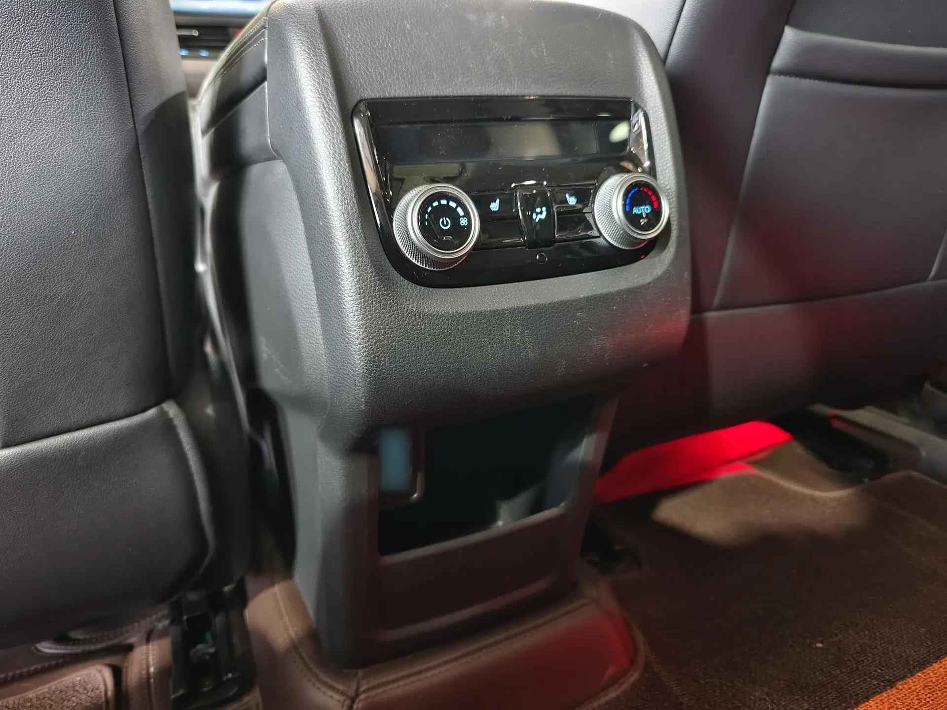 Ford Equator 2023 EcoBoost 225 Premier 7-Seater (2/3/2) — миниатюра 14