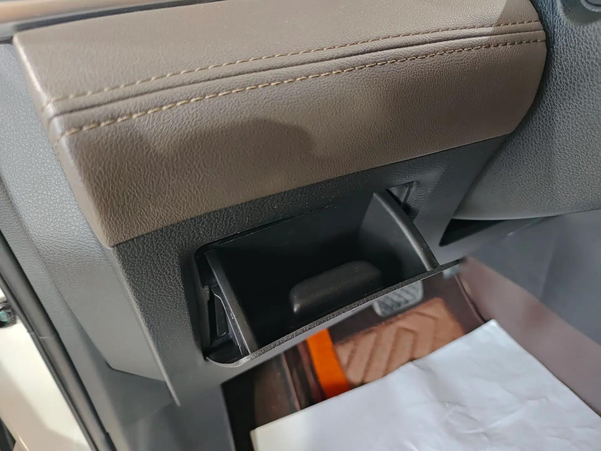 Ford Equator 2023 EcoBoost 225 Premier 7-Seater (2/3/2) — миниатюра 22