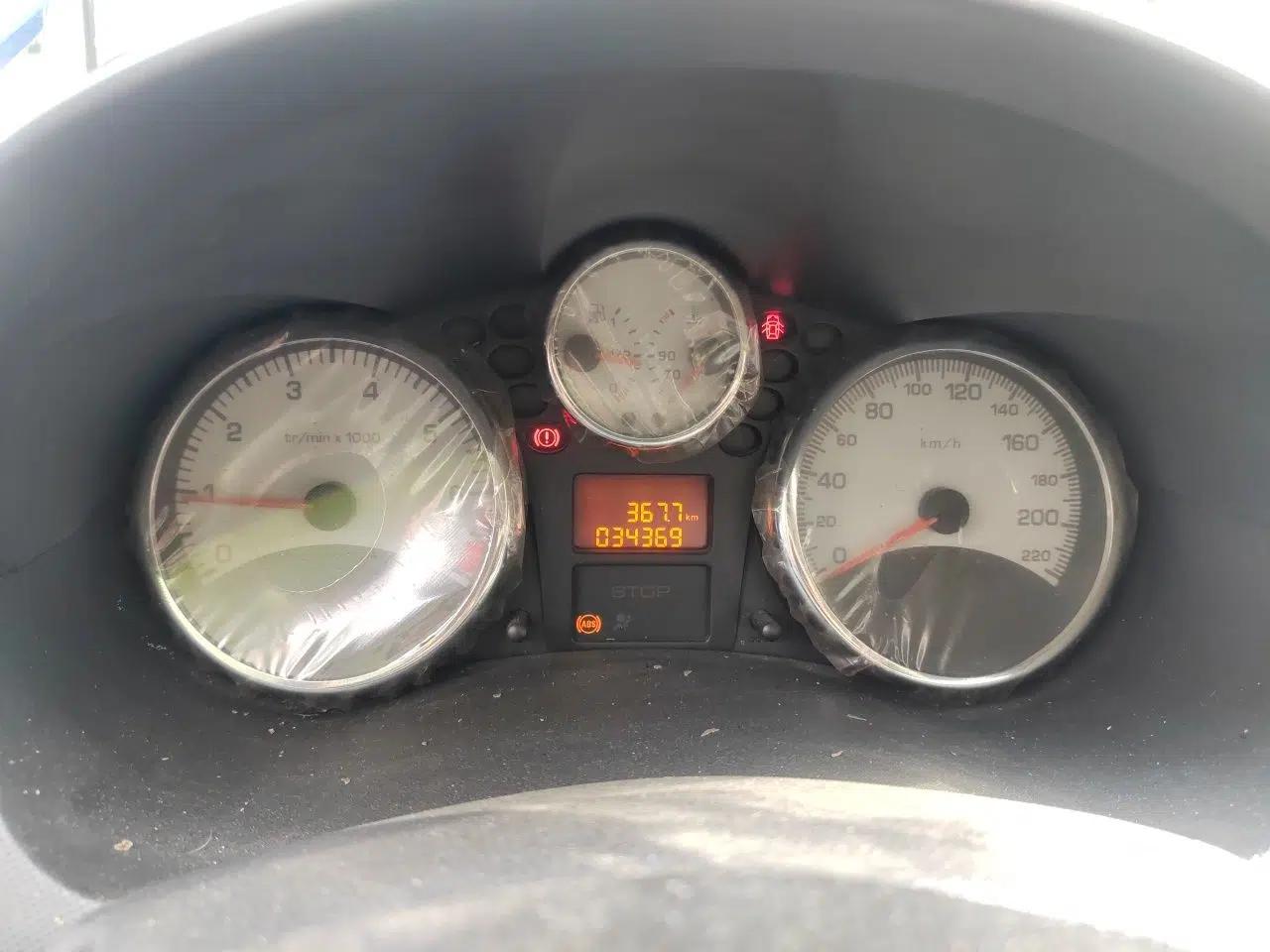 Peugeot 207 2011 Sedan 1.4L Manual Yule Edition — миниатюра 12