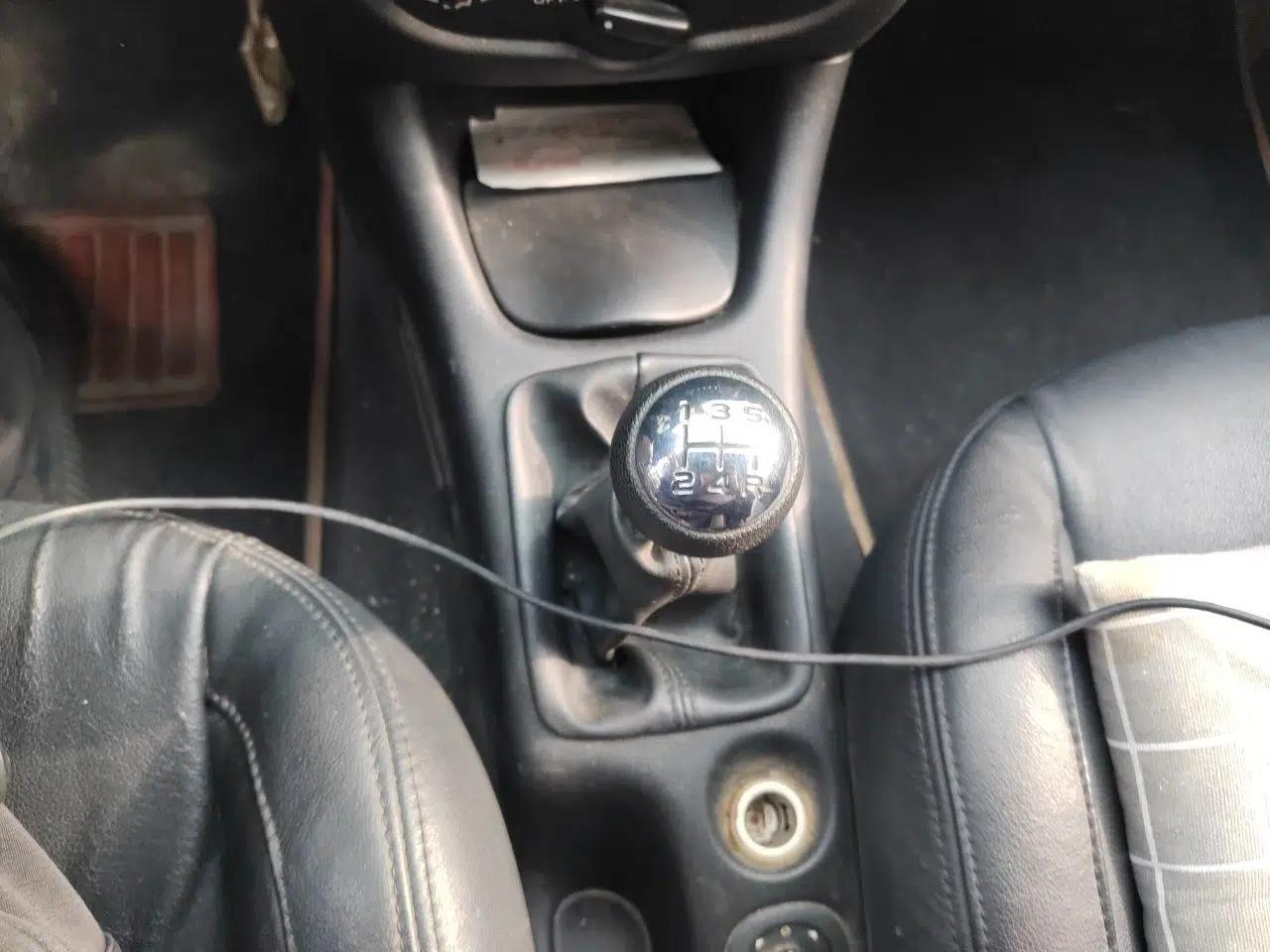 Peugeot 207 2011 Sedan 1.4L Manual Yule Edition — миниатюра 15