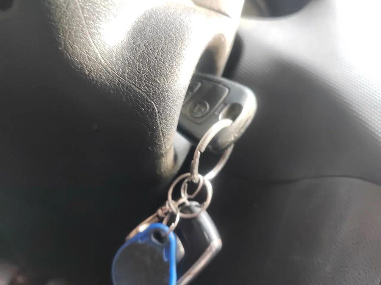 Peugeot 207 2011 Sedan 1.4L Manual Yule Edition — миниатюра 9