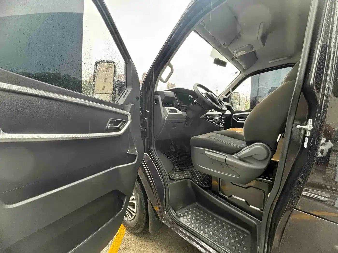 Yufeng 2023 V9+ 2.0T Manual Front-Wheel Drive Multi-Functional Short Wheelbase Low Roof 5/6 Seat — миниатюра 4
