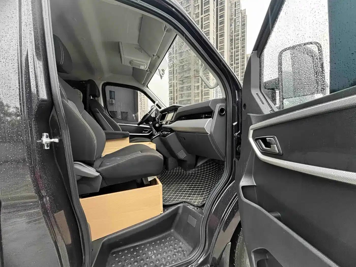 Yufeng 2023 V9+ 2.0T Manual Front-Wheel Drive Multi-Functional Short Wheelbase Low Roof 5/6 Seat — миниатюра 5