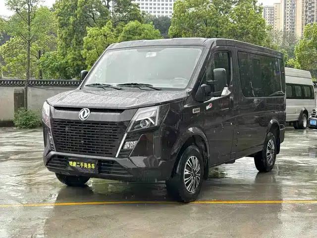 Yufeng 2023 V9+ 2.0T Manual Front-Wheel Drive Multi-Functional Short Wheelbase Low Roof 5/6 Seat