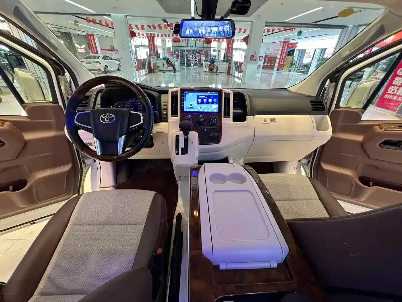 2019 HIACE 3.5L Automatic — миниатюра 17