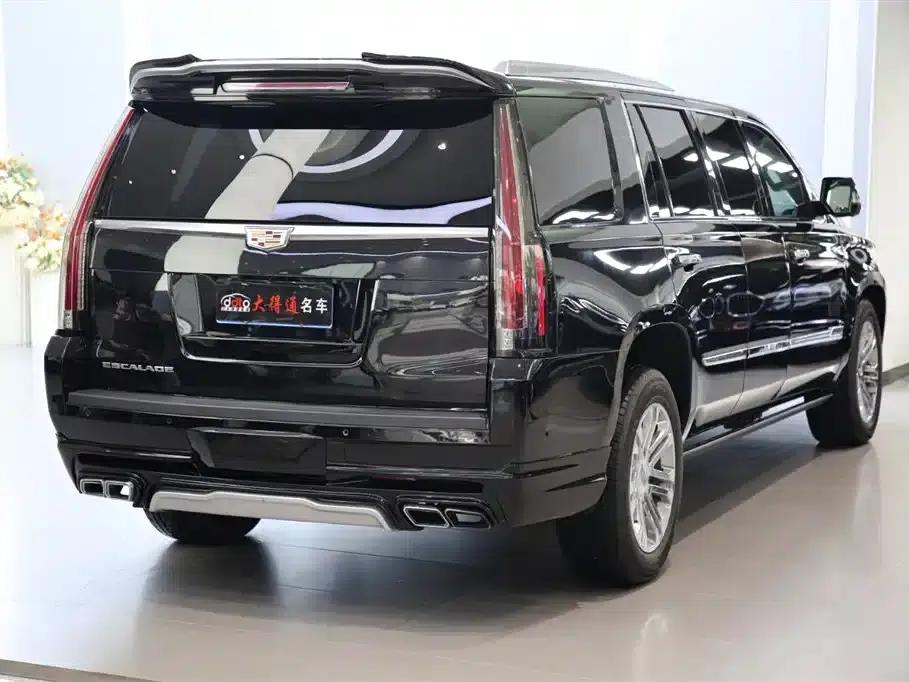 2018 Cadillac Escalade 6.0L US Spec — миниатюра 3