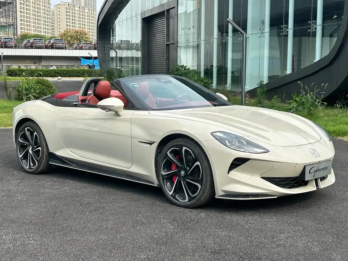 MG Cyberster 2024 520km Legendary 4WD Red Top Edition — миниатюра 3