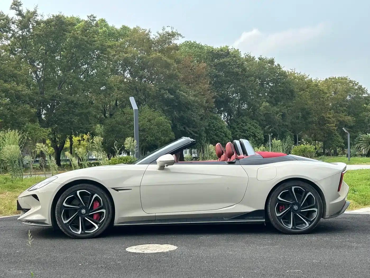 MG Cyberster 2024 520km Legendary 4WD Red Top Edition — миниатюра 6