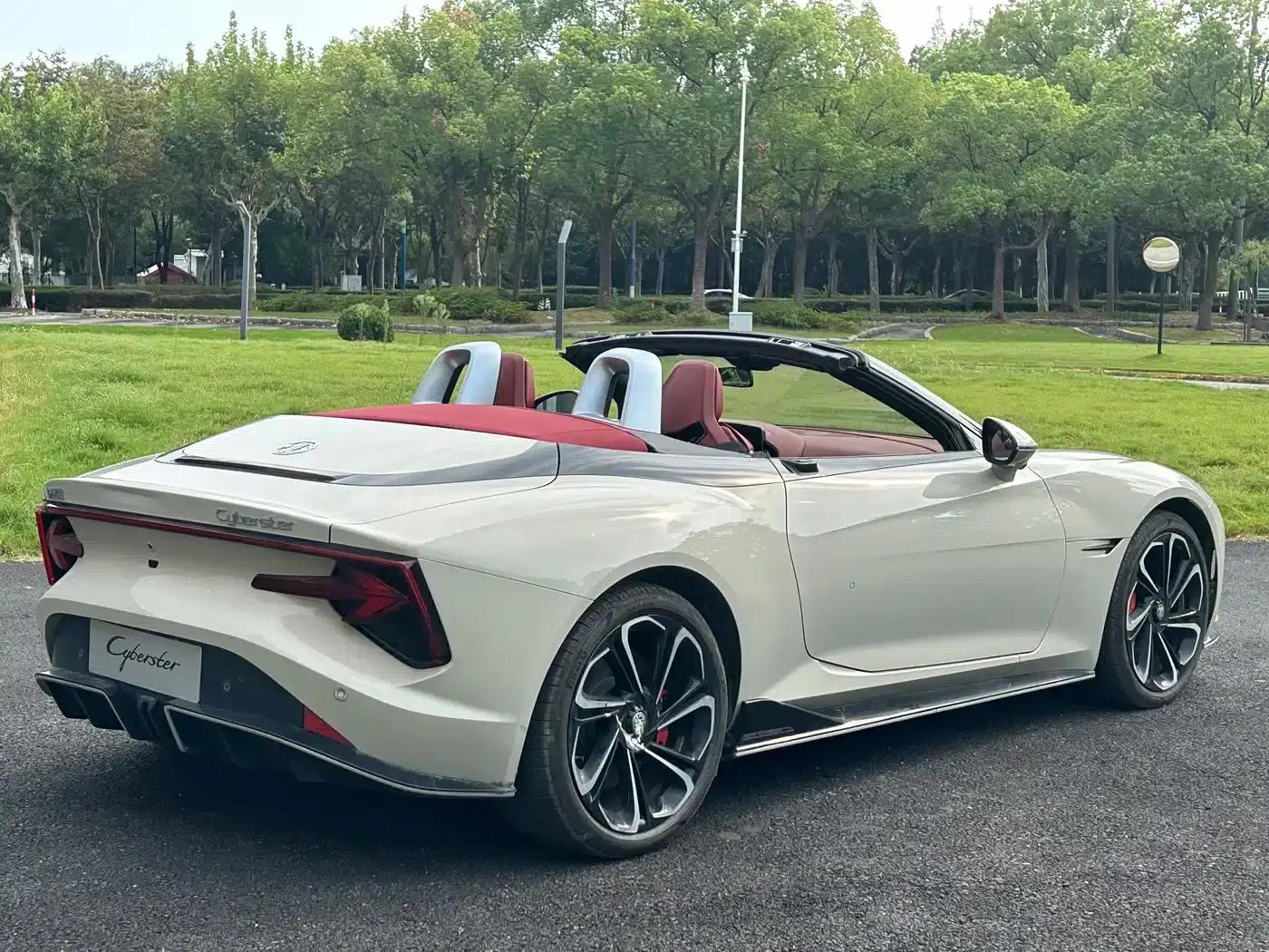 MG Cyberster 2024 520km Legendary 4WD Red Top Edition — миниатюра 8