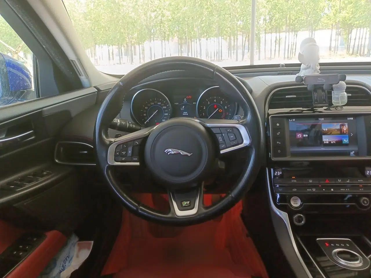 Jaguar XE 2017 2.0T 200 PS R-Sport — миниатюра 9