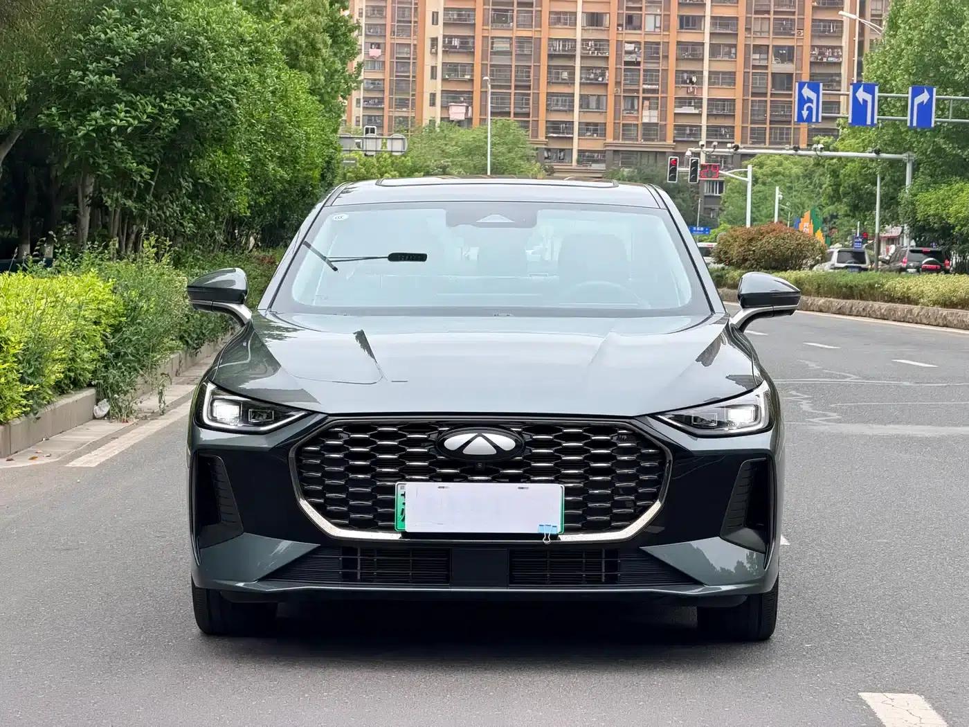 Fengyun A8L 2025 1.5TGDI 145km Luxury Edition — миниатюра 2