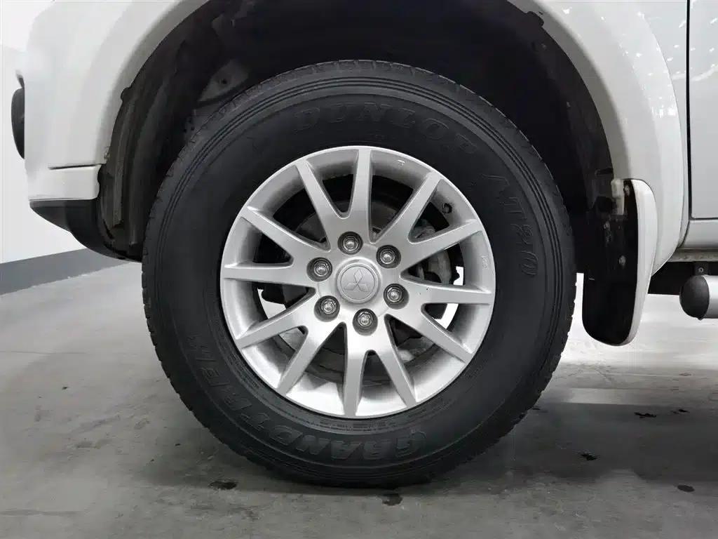 2013 Pajero Sport 3.0L Automatic 4WD Executive Edition — миниатюра 17