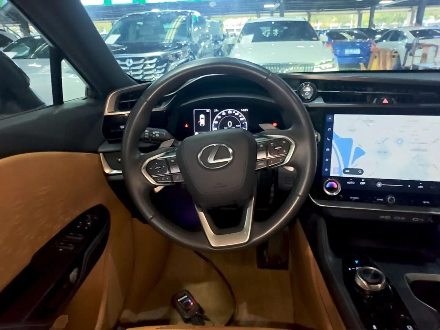 Lexus RZ 2023 450e All-Wheel Drive Luxury Edition — миниатюра 14